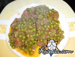 Guisantes con salsa de tomate y carne