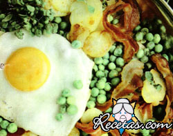 Guiso de arvejas con panceta y huevos