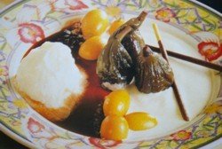 Higos al vino con helado de vainilla