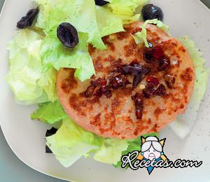 Hamburguesa de pollo y ensalada de escarola