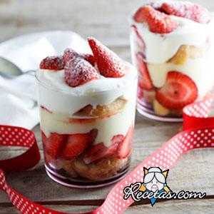 Helado de avellanas y frutillas