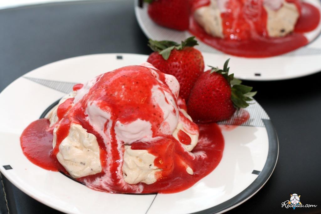 Helado de crema y salsa de fresas