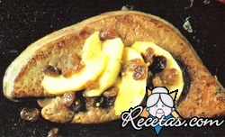 Hígado con manzanas