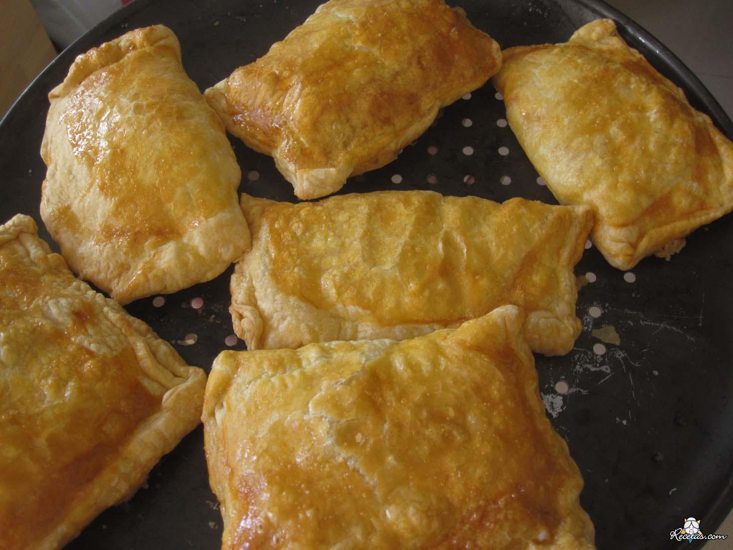 Hojaldres rellenos de puerro y bacon