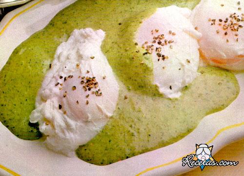 Huevos con crema de espinacas