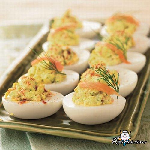 Huevos rellenos con crema de salmón