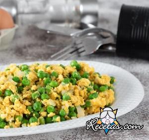 Huevos revueltos con guisantes