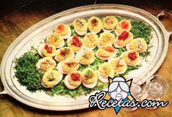 Fuente de huevos rellenos