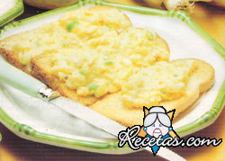 Huevos revueltos con queso y ajos tiernos