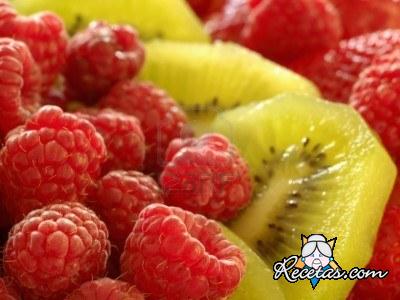 Kiwis marinados con coulis de frambue...