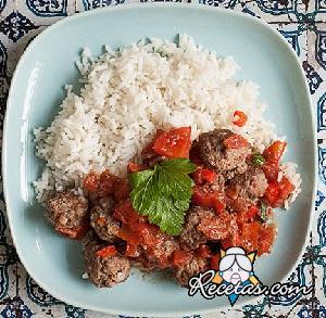 Köftes (albóndigas) en salsa de tomate y pimiento