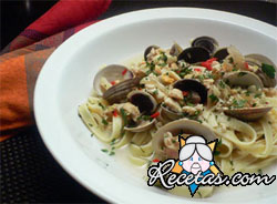 Lingüini con almejas a la marinera