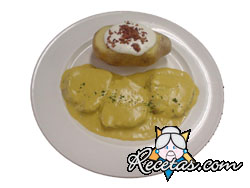 Lomo con salsa de mostaza y papas rellenas de crema de queso