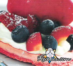 Macarrón con frutos rojos