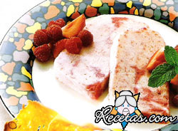 Helado marmolado de fresa y frambuesa