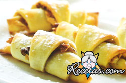 Medialunas con mermelada y nuez