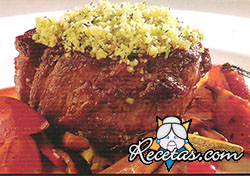 Medallón de lomo en croute de hierbas y almendras