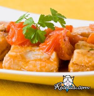Merluza con tomates cherry