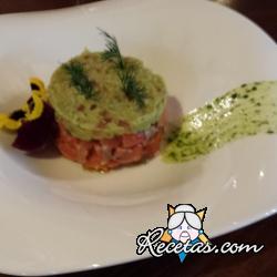 Molde de jamón con guacamole