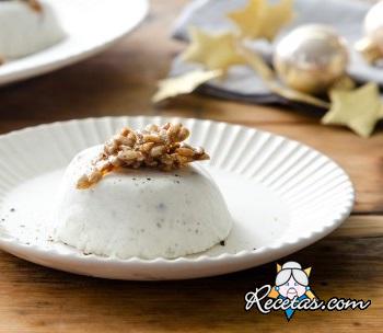 Mousse de queso azul, dátiles y semillas caramelizadas