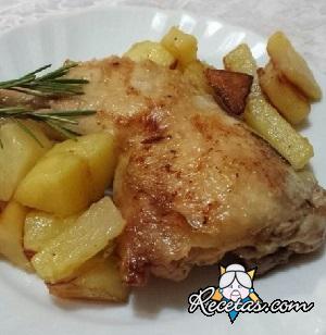 Muslos de pollo a la cacerola con tocino y patatas