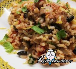 Arroz frío con atún fresco