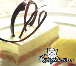 Entremet de coco y banana flambeada