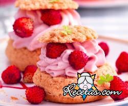 Bizcochos crujientes con mousse de fresas