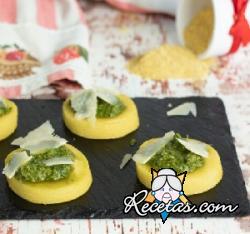 Bocaditos de polenta con pesto y escamas de queso