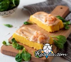 Bocaditos de polenta con salsa rosa y gambas