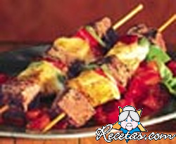 Brochette de pollo y ananá