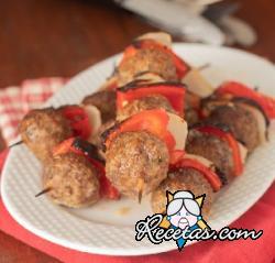 Brochetas de albóndigas y verduras