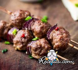 Brochetas de carne con cebolla crujiente