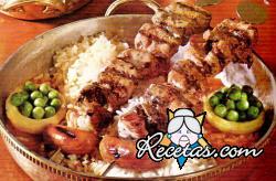 Brochetas de carne y arroz