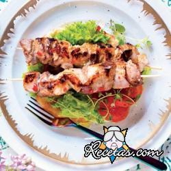 Brochetas de cerdo glaseadas con miel