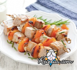 Brochetas de ternera con tocino y albaricoques