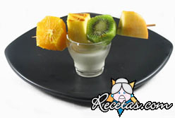 Brochetas de frutas tropicales con maracuyá