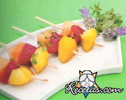 Pinchos de fruta con almíbar perfumado