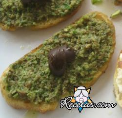 Bruschetta con tapenade de olivas verdes