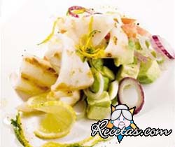 Ensalada de calamares y aguacates