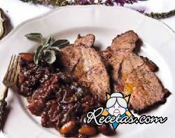 Carne de ternera con uvas negras y frutos secos