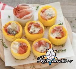 Cestas de polenta con queso azul y jamón crudo