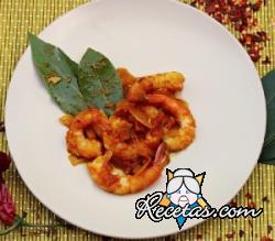 Chingri maach. Camarones al curry
