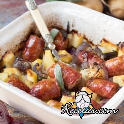 Chorizos con papas y cebollas al horno