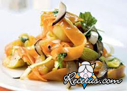 Cintas de zanahorias con crema de mostaza