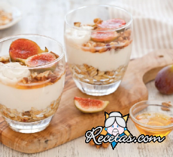 Copas de yogur, muesli, higos rosados y miel