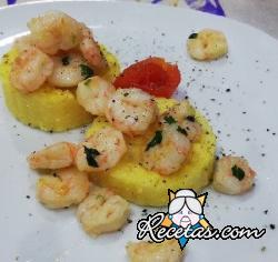 Crostini de polenta y camarones