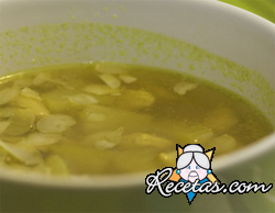 Sopa de pollo con cardamomo