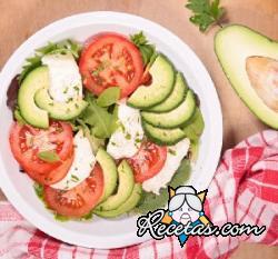 Ensalada caprese vegana con aguacate