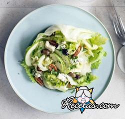 Ensalada con queso azul con manzanas verdes y nueces